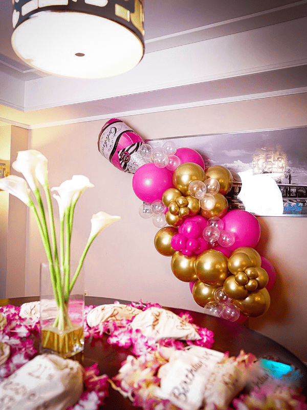 balloon decoration in hotel room side walls