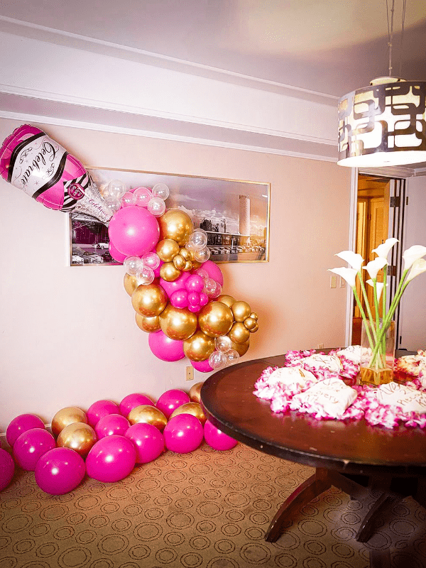 balloon decoration in hotel room side wall